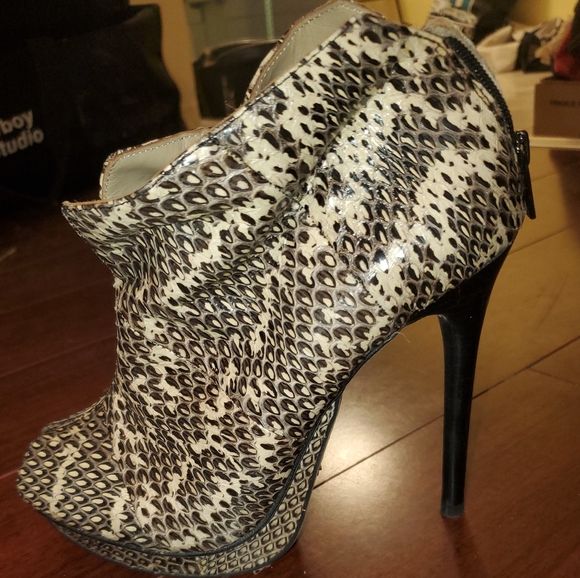 Kenneth Cole snake skin booties - Picture 2 of 9